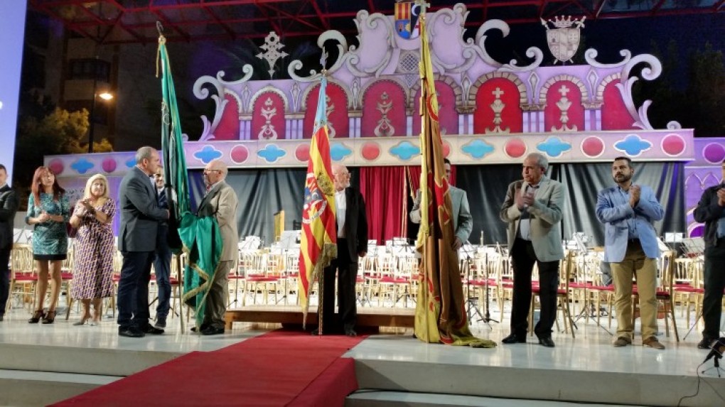 INTERCANVI DE BANDERES ENTRE LES COMPARSES QUE OSTENTEN LES CAPITANIES 2019, OMEIES I ALMOGÀVERS. NOMENAMENT DELS CÀRRECS DE LA FESTA 2019 RA’IS I REI JAUME I.