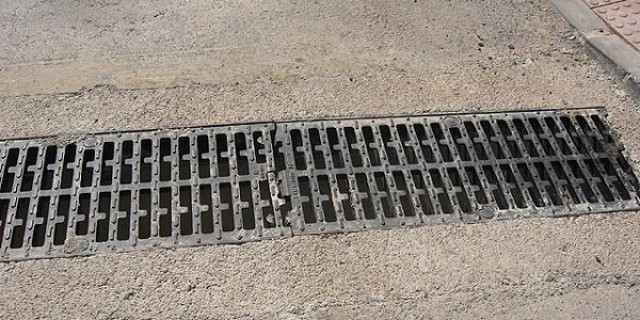 El Ayuntamiento ejecuta trabajos de limpieza de los imbornales ante la proximidad de las lluvias y para evitar inundaciones de las calles