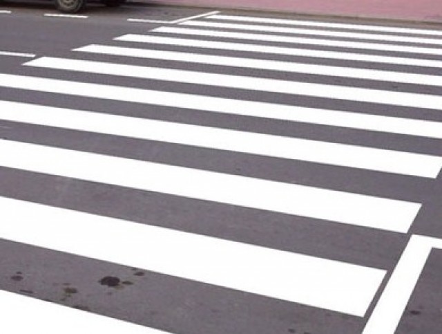 La concejalía de Obras repinta los pasos de cebra y señales de tráfico horizontales del centro