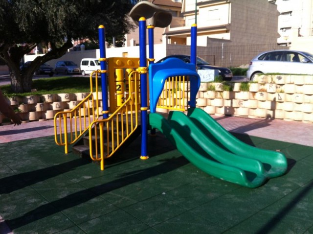 Instalado un nuevo juego infantil en los jardines de Miguel Hernández, en la zona de ronda Sur