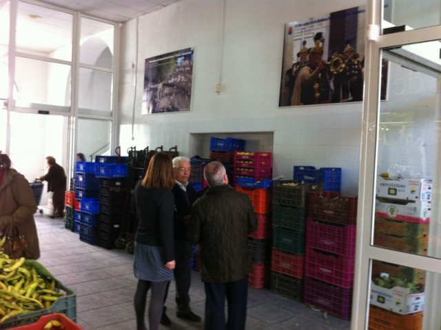 El Mercado de Abastos se engalana para recibir la Semana Santa con imágenes de nuestra Semana Mayor