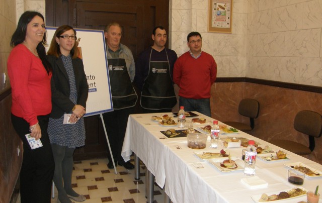 Un jurado profesional del Centro de Desarrollo Turístico de Torrevieja, valora las 40 tapas participantes en el IV Concurso “Crevillent d´ tapas”