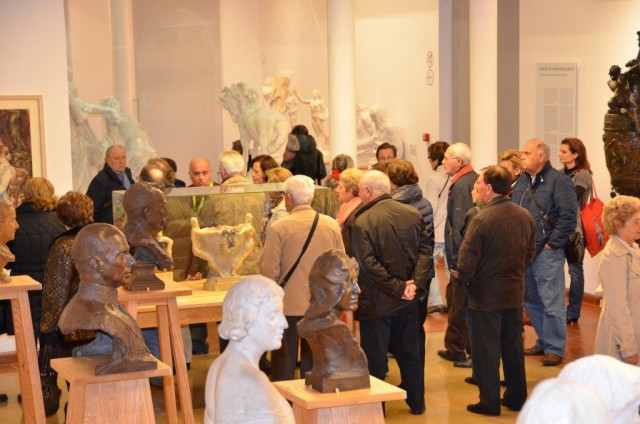 Roberto Manzano El escultor visita el Museo Municipal Mariano Benlliure.