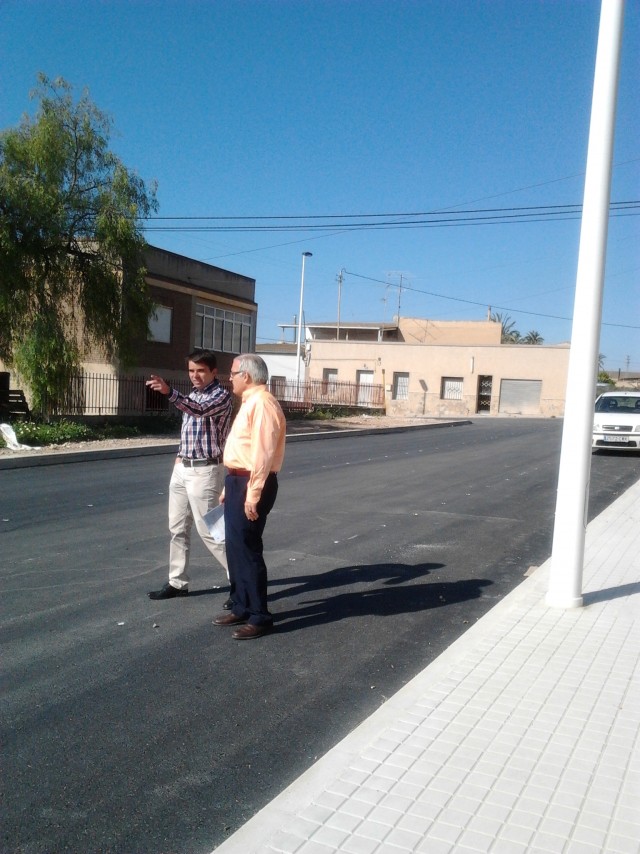 El Alcalde y el concejal de Obras visitan las obras de urbanización en la calle Anselmo Mas Espinosa