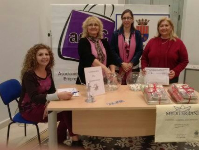 ACEC y Ayuntamiento celebran el Día Internacional del Libro con sorteos.
