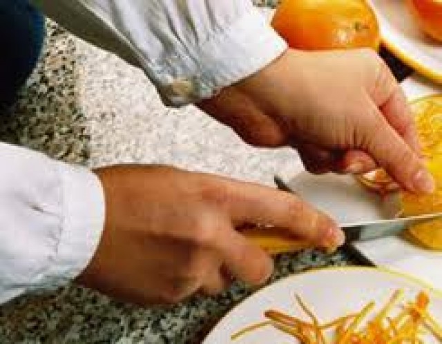 Formación ofrece un nuevo curso de manipulador de alimentos para desempleados de la localidad.