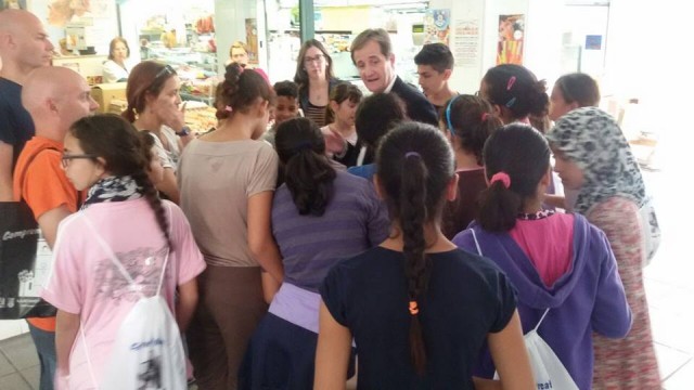 El Ayuntamiento y el Hospital del Vinalopó Dr. Mas Magro ofrecen visitas guiadas al Mercado de Abastos para fomentar hábitos saludables de alimentación entre los jóvenes