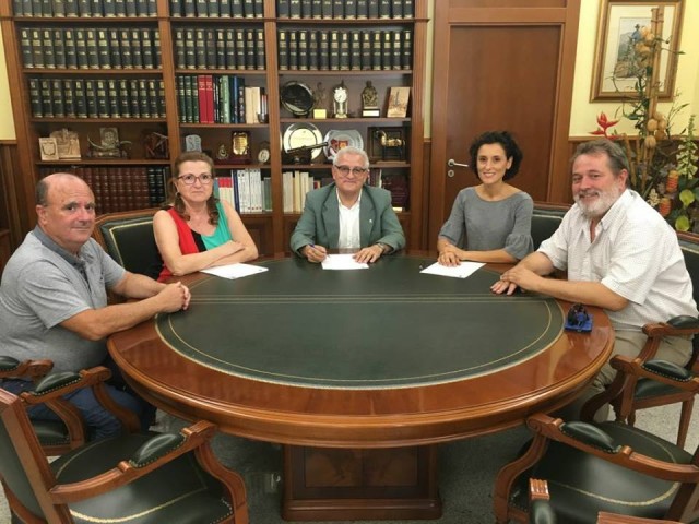 El Alcalde de Crevillent y la Presidenta de la Sociedad Unión Musical firman el convenio entre ambas entidades