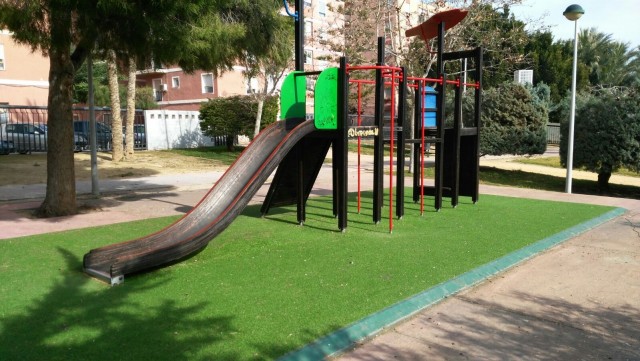 El Ayuntamiento va a ejecutar la segunda fase de instalación de pavimento continuo de seguridad en las áreas infantiles del municipio
