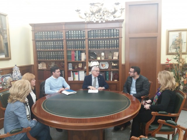 El Alcalde de Crevillent y el Concejal de Educación felicitaban ayer a los galardonados por su labor en educación Aarón Asencio y representantes del CEIP Párroco Francisco Mas