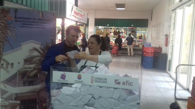 El mercado municipal de abastos ha sorteado entre sus clientes el carro del mes de marzo