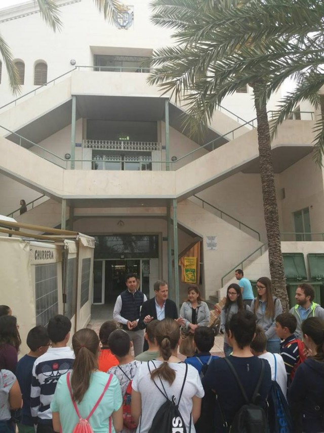El Ayuntamiento y el Hospital del Vinalopó Dr. Mas Magro, han reanudado hoy las visitas de escolares al Mercado Municipal de Abastos