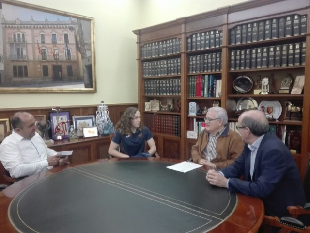 El Alcalde de Crevillent recibe a la joven regatista Claudia Adán, quien participará en el campeonato Europeo de Vela en Países Bajos