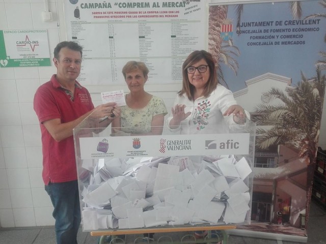 Celebrado el sorteo del carro de mayo dentro de la campaña “Comprem al Mercat”