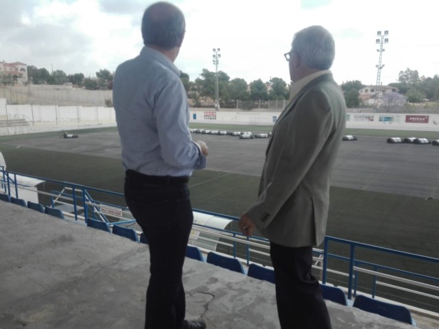 El Alcalde visita el inicio de obras de la sustitución del césped del Campo de Fútbol Municipal