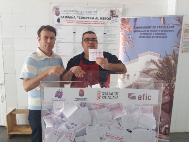 El Mercado Municipal de Abastos ha sorteado entre sus clientes el carro del mes de abril