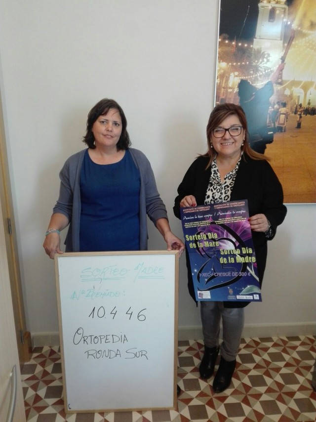 La Concejalía de Comercio y la Asociación de Comerciantes realizan el sorteo de la campaña del Día de la Madre