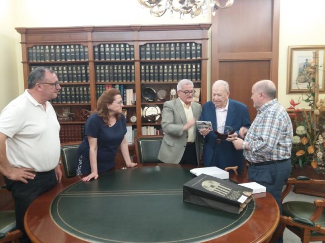 El Alcalde de Crevillent César Augusto Asencio recibe a Pascual Lillo para hacerle entrega de un presente en nombre de la ciudad hermana Fontenay-Le-Comte con motivo del 50 aniversario del Jumelage