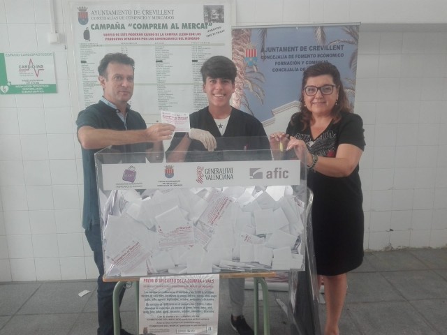 Sorteo del carro del mes de junio en el Mercado Municipal de Abastos