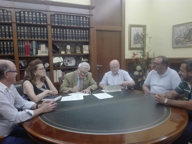 El Ayuntamiento de Crevillent y la Asociación de Moros y Cristianos San Francisco de Asís firman un convenio de 64.955 € de ayuda municipal