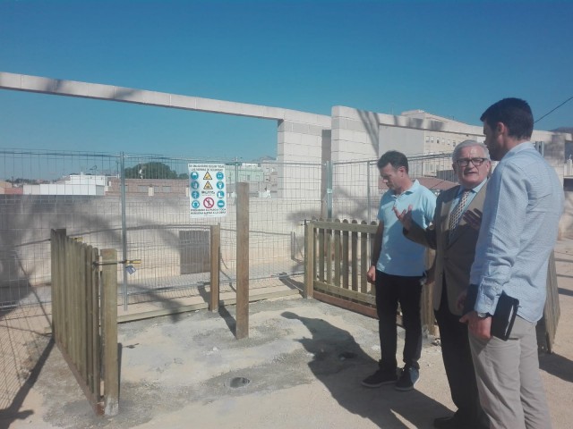 El Alcalde visita los 4 pipicanes que la empresa concesionaria del servicio de limpieza ha empezado a instalar en Crevillent