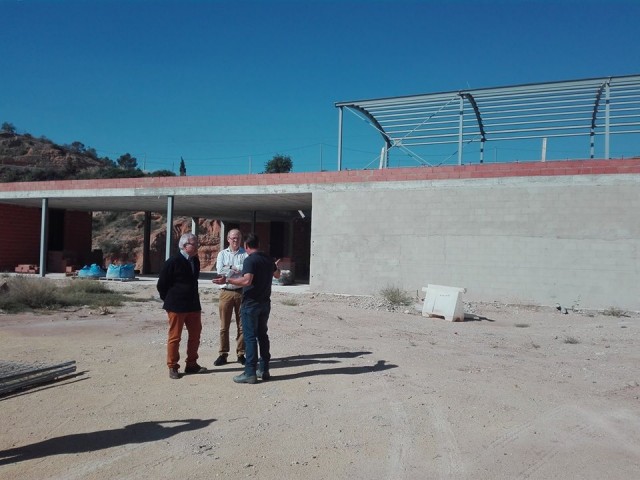 El Alcalde y el concejal de Deportes visitan la Ciudad Deportiva “Juanfran Torres” que se encuentra ya en la recta final