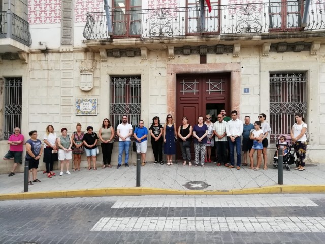 El Ayuntamiento se suma al minuto de silencio por la mujer asesinada el lunes en Orihuela