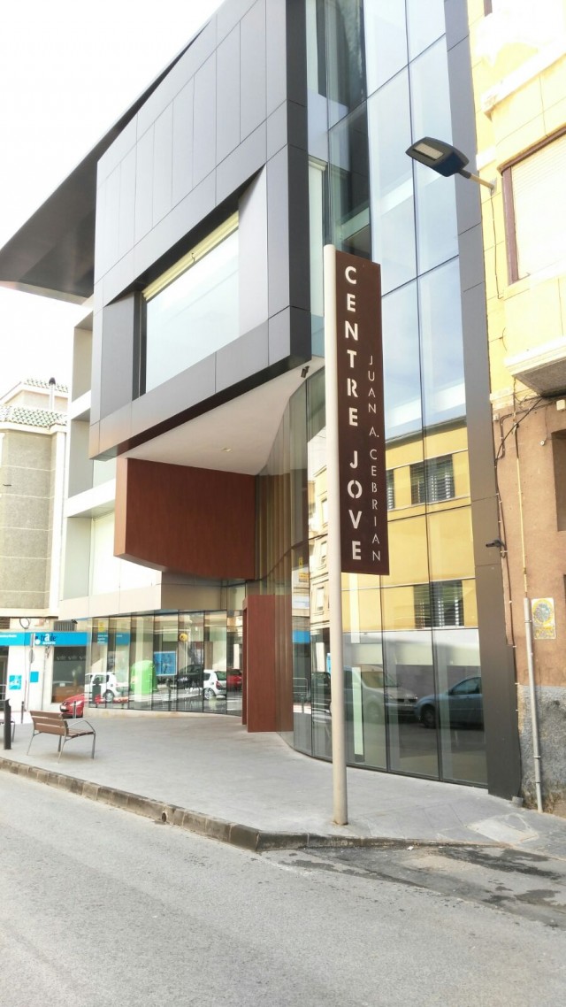 El Centre Jove amplía los grupos del taller de cocina fría debido a la alta demanda
