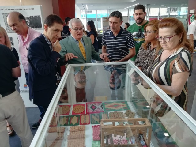 El Alcalde y el Presidente de UNIFAM inauguran la III Feria de la Alfombra de Crevillent