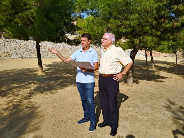 El Alcalde y el concejal de Servicios visitan la zona norte de la Rambla donde se va a instalar un área canina y otras mejoras