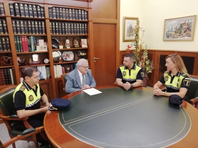 El Alcalde recibe a los dos policías locales que salvaron a una mujer de una parada cardiorrespiratoria en el Camping Marjal
