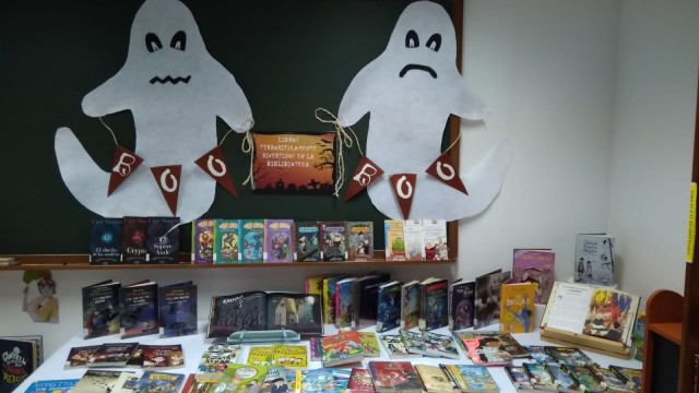 La Biblioteca Municipal instala un expositor de libros relacionados con la fiesta de Halloween