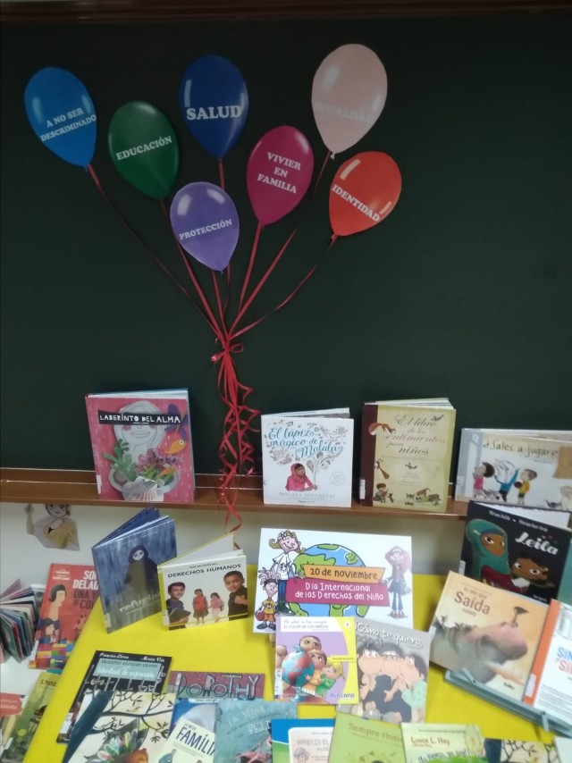 La Biblioteca Municipal coloca un mostrador de libros relacionados con el Día Universal del Niño