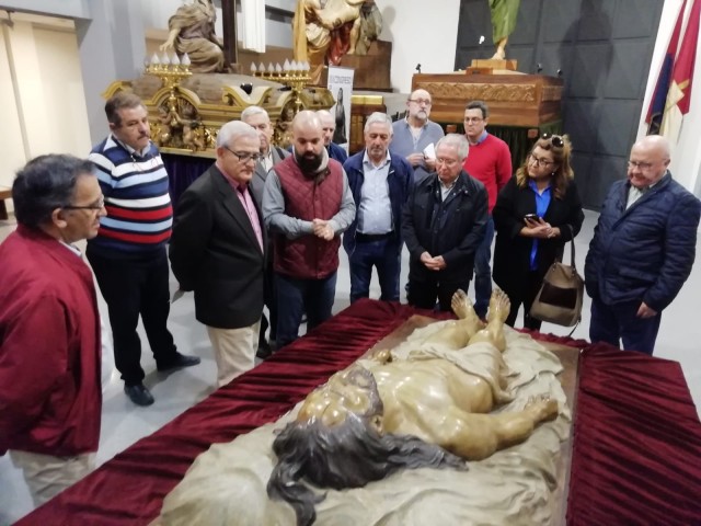 El Alcalde de Crevillent y el Presidente de la Federación de Cofradías y Hermandades de Semana Santa hacen entrega al restaurador José Vicente Bonete de los tres grupos escultóricos de propiedad municipal