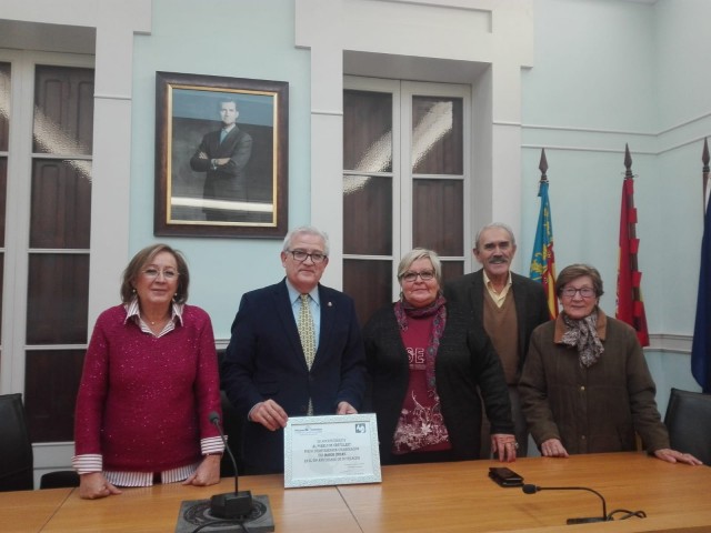 El Alcalde recibe en nombre de Crevillent una placa de agradecimiento de Manos Unidas por la ayuda prestada a esta ONG