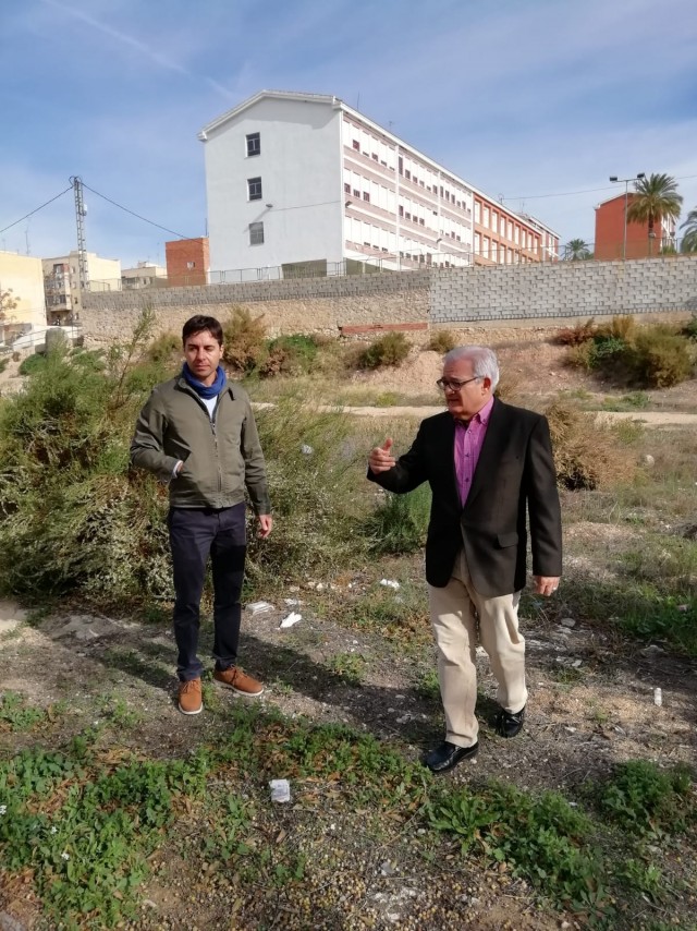 El Ayuntamiento obtiene la cesión y uso de un solar en la Rambla que servirá de parking para descongestionar el tráfico en horario escolar