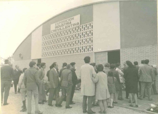 El Archivo Municipal escanea una treintena de fotografías de la I Exposición Industrial Crevillentina de 1970 para que formen parte de sus fondos fotográficos