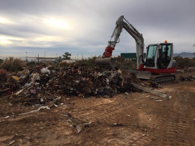 El Ayuntamiento contrata la limpieza de escombros junto al Cementerio Municipal y tiene previsto realizar más labores de limpieza en Cañada Joana, Mangranera y el Pantano