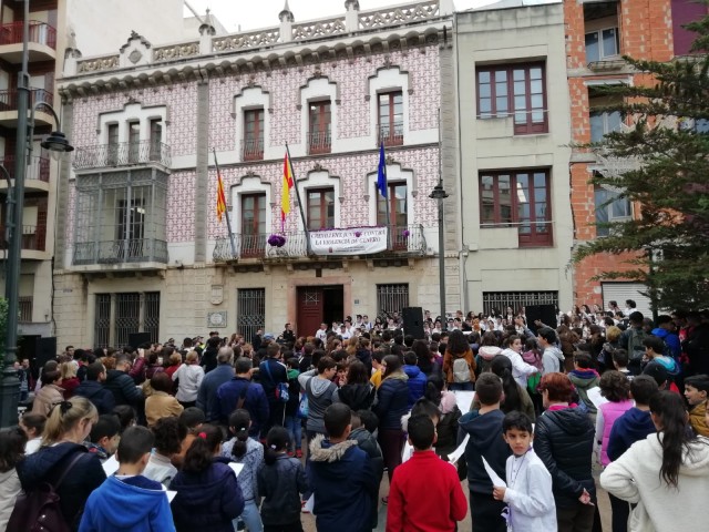 Crevillent alza la voz contra la violencia de género con la lectura de un manifiesto, canciones y un minuto de silencio