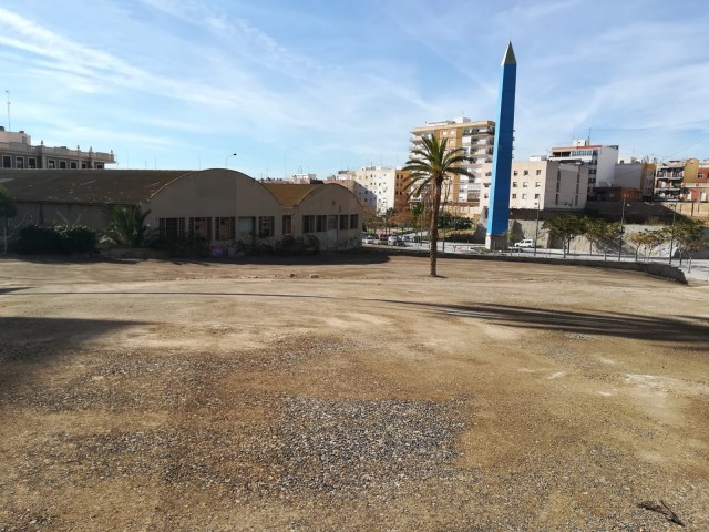 La Concejalía de Servicios visita las obras que se están llevando a cabo en el solar situado en la Rambla junto al obelisco