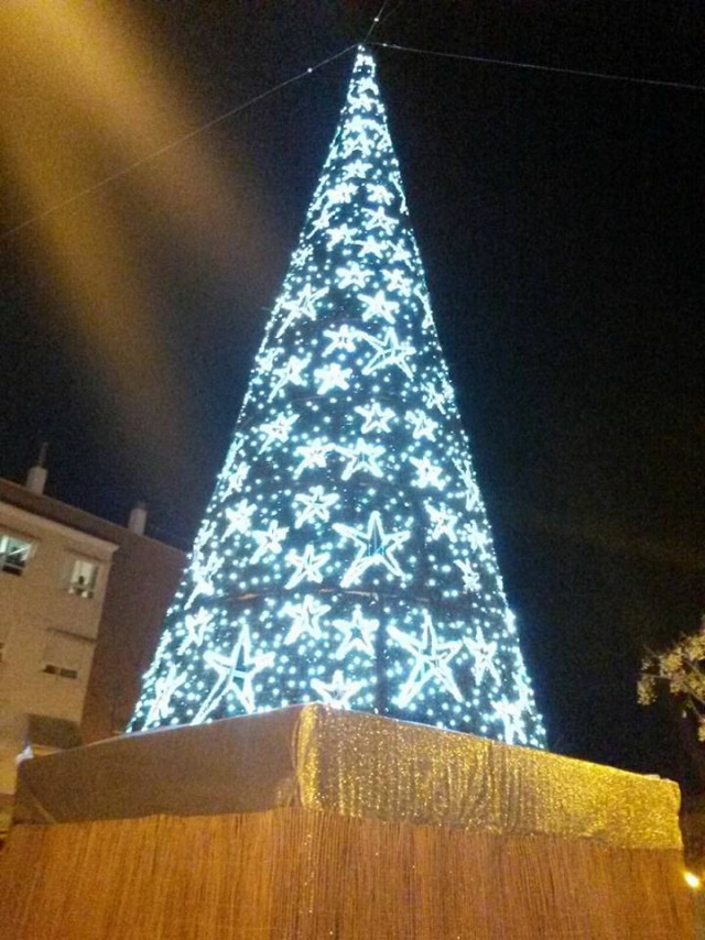 El 1 de diciembre tendrá lugar el encendido del árbol luminoso de Navidad instalado en la Plaza de la Comunidad Valenciana
