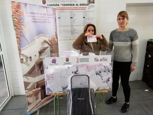 Celebrado el sorteo del carro del mes de noviembre dentro de la campaña “Comprem al Mercat”