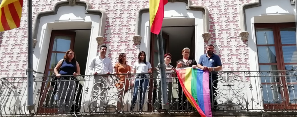 Crevillent celebra el Día Internacional del Orgullo LGTBI con la colocación de la bandera arcoíris en el Ayuntamiento