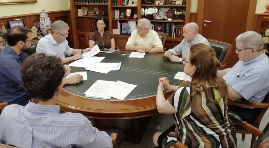 El Ayuntamiento y la Asociación de Fiestas de Moros y Cristianos firman la prórroga del convenio para la cesión del Casal Festero