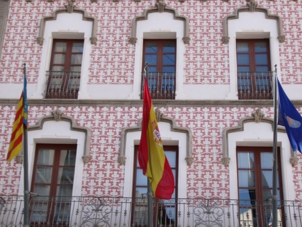 El Ayuntamiento de Crevillent ha guardado un minuto de silencio en memoria de la última víctima de violencia machista en España