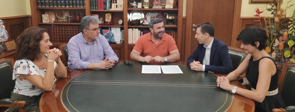 Se suscribe un convenio de colaboración entre el Ayuntamiento de Crevillent y UNIFAM para apoyar la industria de la alfombra y la moqueta