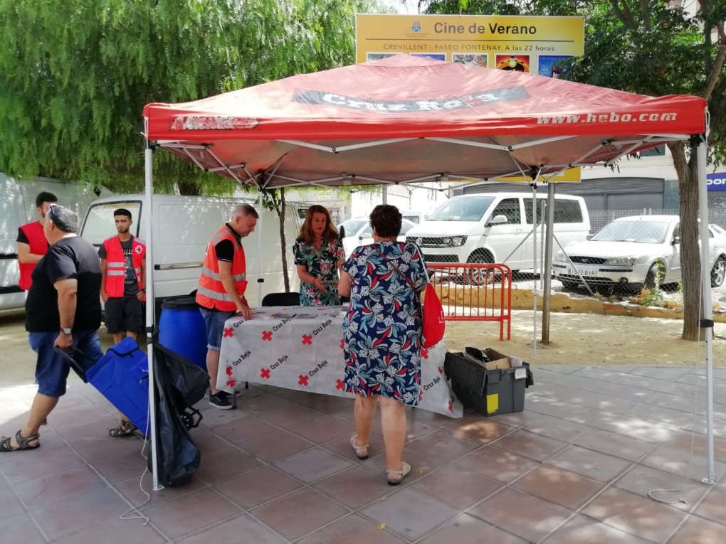 La Concejalía de Sanidad y Cruz Roja instalan un stand en el mercadillo de la Rambla para dar recomendaciones sobre la ola de calor