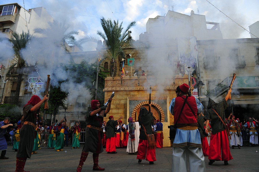 El govern municipal impulsarà una declaració institucional en defensa dels alardos tradicionals de Moros i Cristians