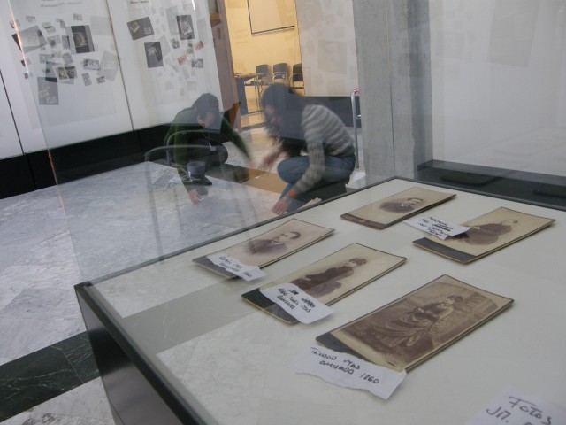 Un total de 33 familias participan en la exposición ‘Indumentaria de nuestros abuelos’ con más de 500 fotografías