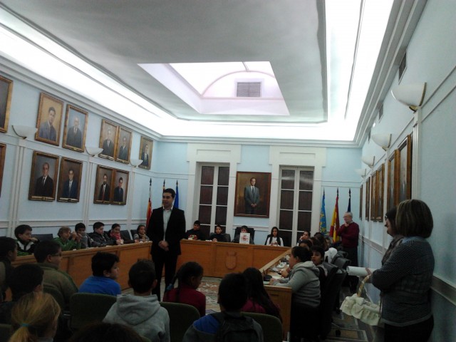 Los escolares celebran la Constitución Española con la lectura de la Carta Magna en el salón de plenos